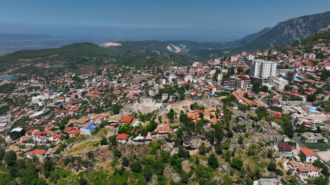 tomada panorámica de un dron con vistas a la ciudad de kruja, un día soleado en albania