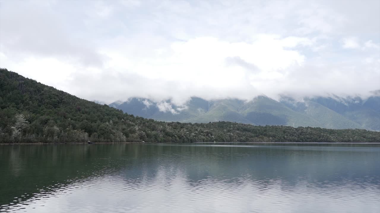 озерный пейзаж с горами и облаками