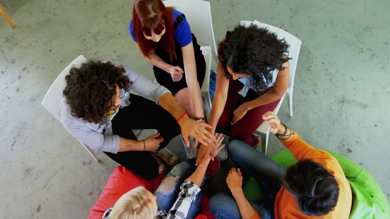 예술가 들 이 4k 수업 에 모여 그림 을 그리고 있다