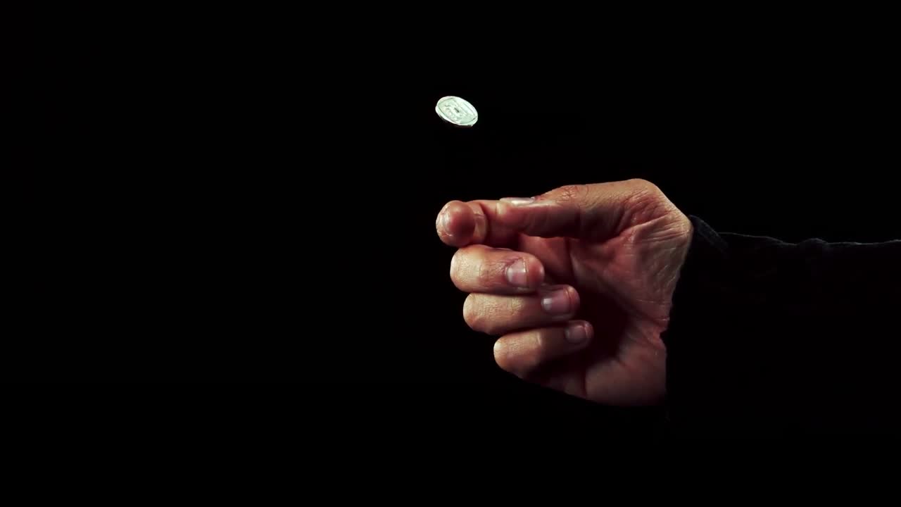 lanzando una moneda a la mano