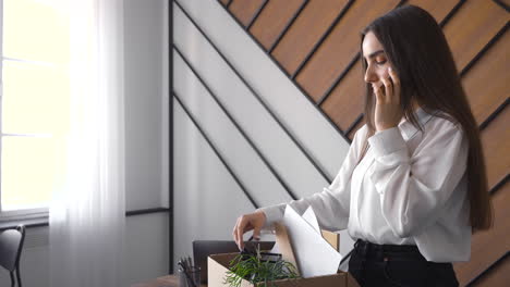 una mujer linda está a punto de dejar su trabajo