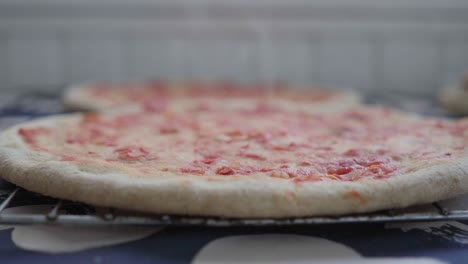 primer plano de una pizza casera caliente recién salida del horno lista para colocar el relleno y terminar la cocción