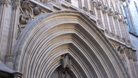 Entrada-Lateral-De-La-Catedral-De-Barcelona