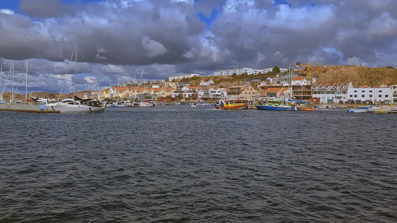 pan a través del puerto deportivo de lysekil, suecia