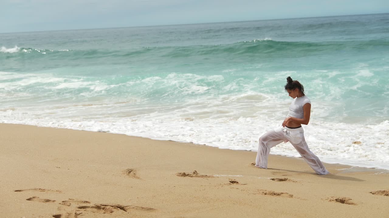 해변 에서 요가 를 연습 하는 여자