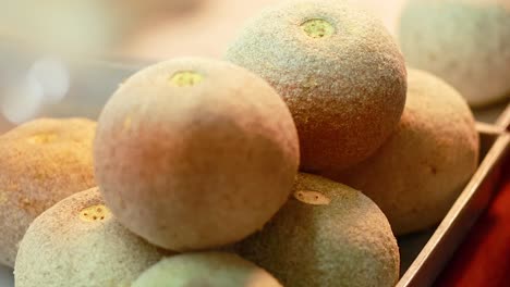 manzanas de madera expuestas en un vibrante puesto de mercado