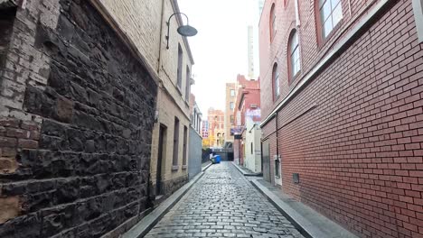 un paseo por un callejón de melbourne lleno de graffiti