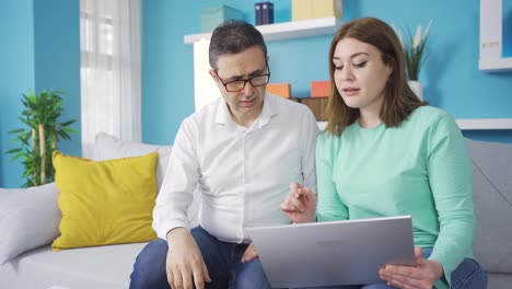 la niña le da información sobre la computadora portátil a su padre. uso de la tecnología.