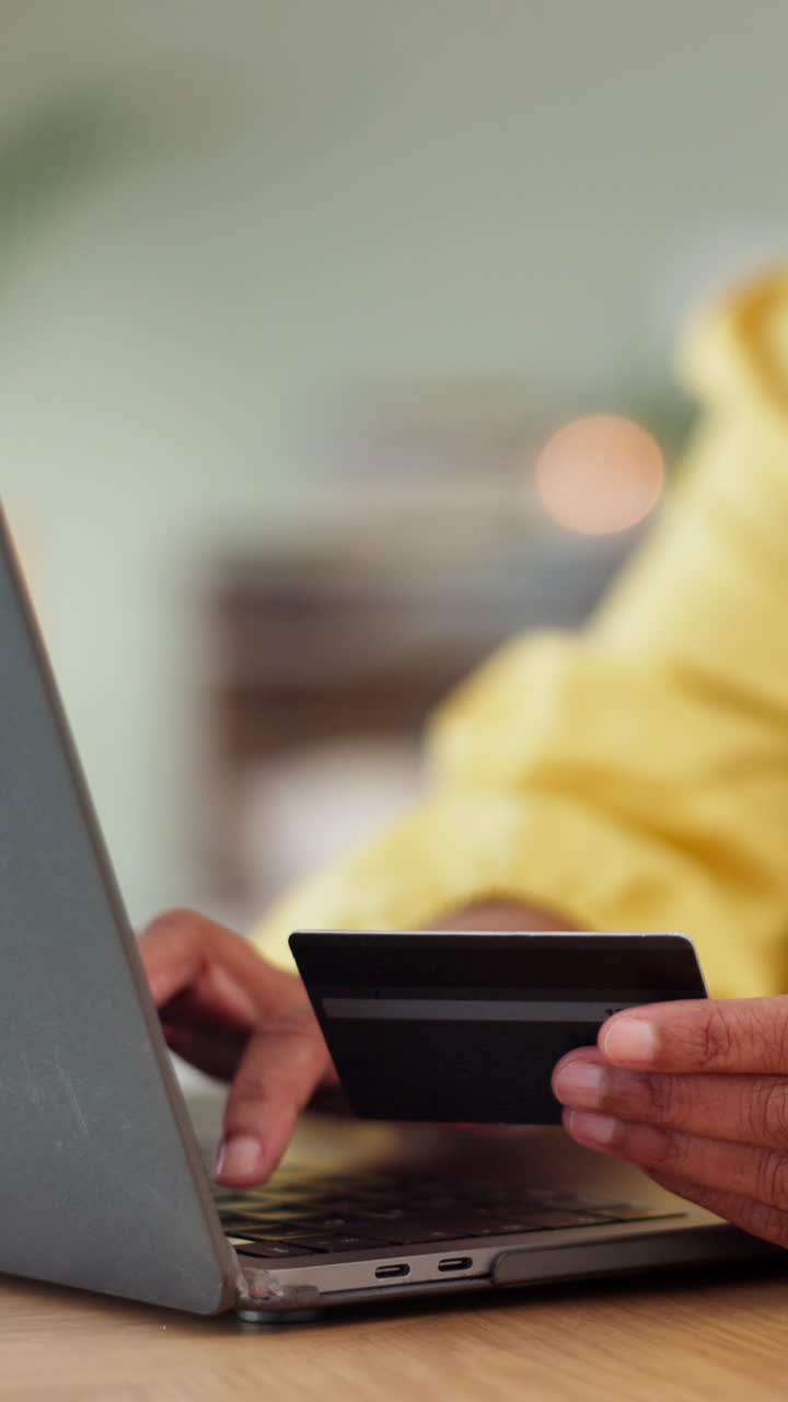 Pagamento online con carta di credito su un laptop