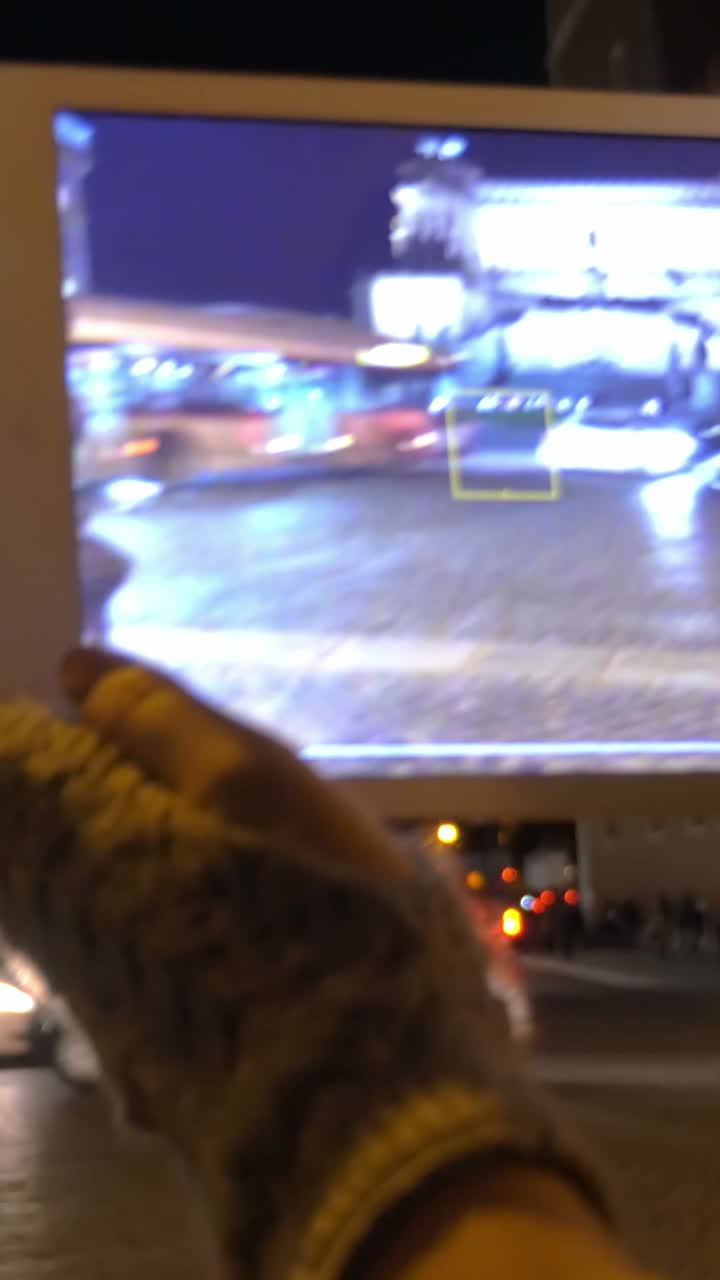 Natlig byscene udstillet