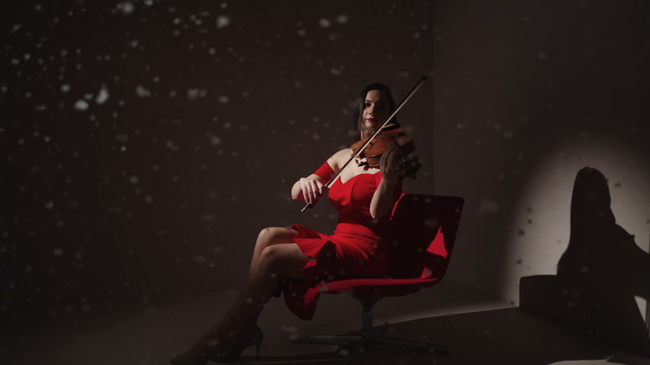 빨간 드레스를 입고 바이올린을 연주하는 여자