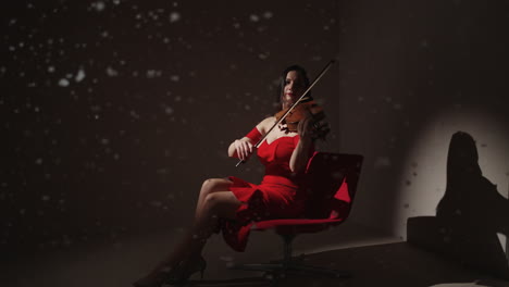 mujer tocando el violín en vestido rojo