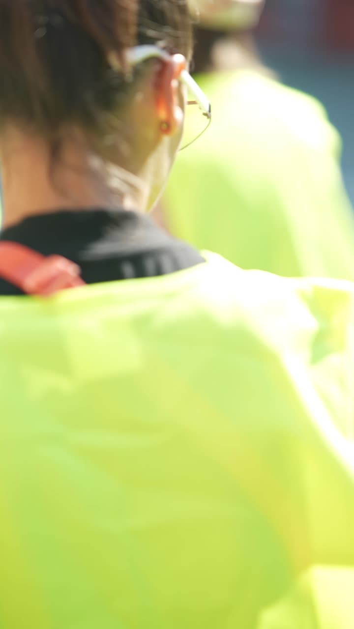 노란색 안전 조끼를 입은 여자