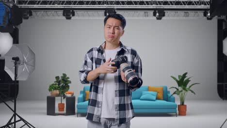fotógrafo frustrado con la cámara en el estudio
