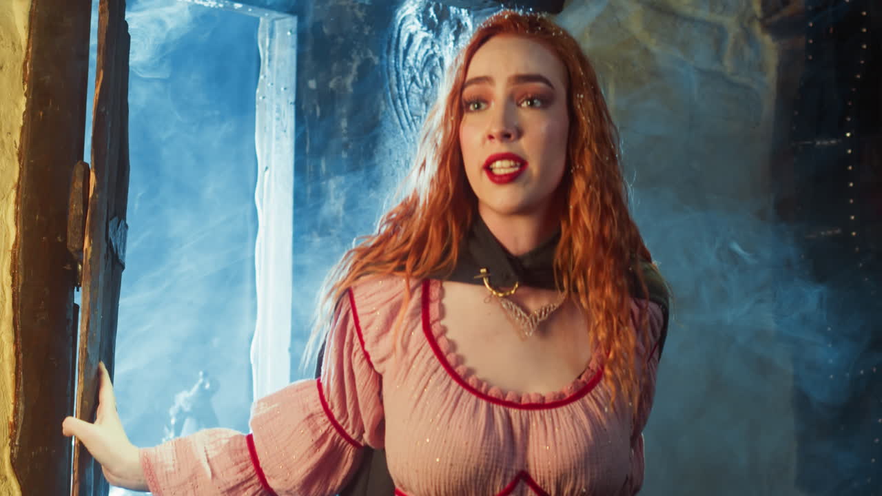 무서운 여자가 겨울 저녁에 술집에 와서 감정적 인 예쁜 소녀는 술집에서 진정하려고 열심히 숨을 쉬고 눈이 내리는 데 도움을 찾는 여인입니다.