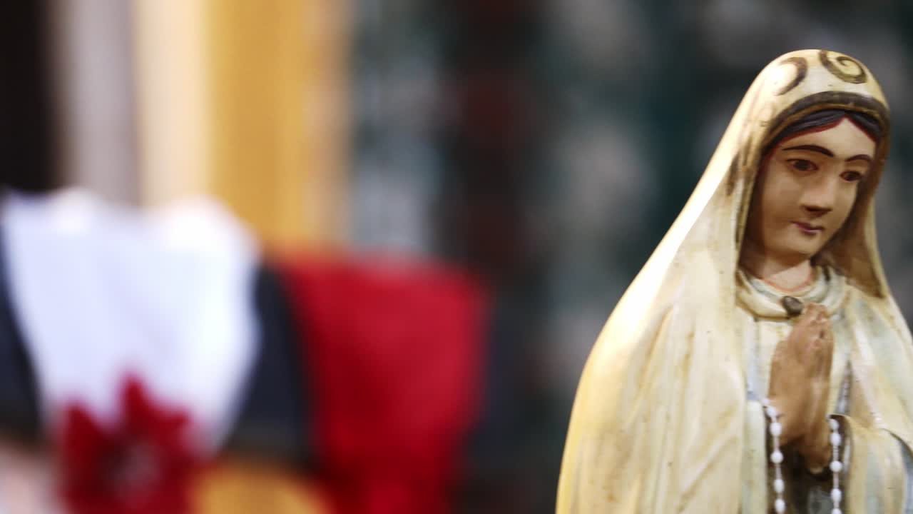 Detailní záběr malé sochy Panny Marie v jezuitských misiích Chiquitos v Bolívii.
