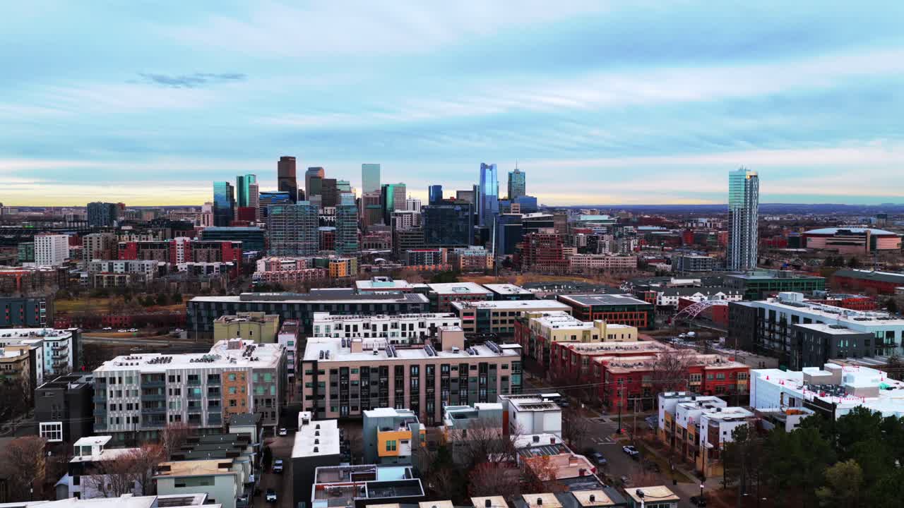 Downtown Denver Lodo, skyline, paesaggio urbano, grattacieli, edifici, inverno, Colorado, drone aereo, Highlands Park, cielo grigio, tramonto, pomeriggio, autostrada interstatale I-25, traffico, auto, autostrada, catena montuosa, cerchio, movimento verso destra