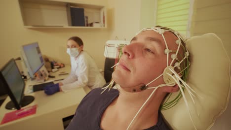 pruebas cerebrales del paciente utilizando la encefalografía en el centro médico