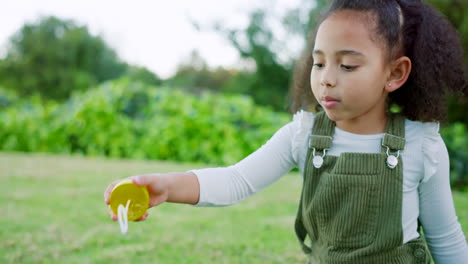 Niña-Feliz-Niño-Soplando-Pompas-De-Jabón-En-El-Parque