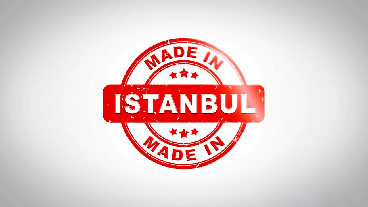 Animazione di timbro in legno con testo timbrato "Prodotto a ISTANBUL". Inchiostro rosso su sfondo di carta bianca pulita con sfondo opaco verde incluso