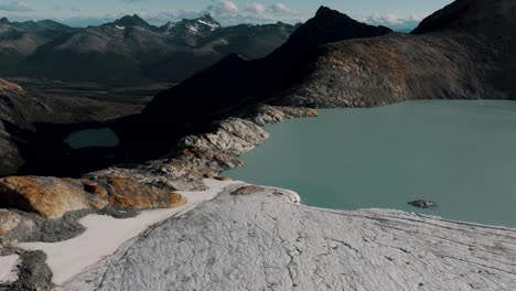lagos y cadenas montañosas en ojo del albino glaciar trek en tierra de fuego en patagonia argentina