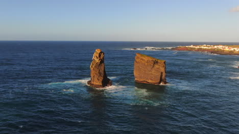 drone disparado en órbita sobre las majestuosas formaciones rocosas ubicadas cerca de la playa de mosteiros en la isla de sao miguel
