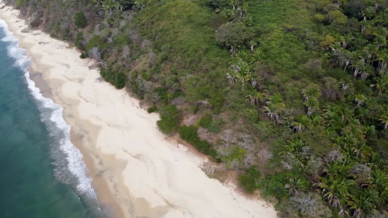 clip de drone panorámico aéreo de playa malpaso en nayarit, méxico