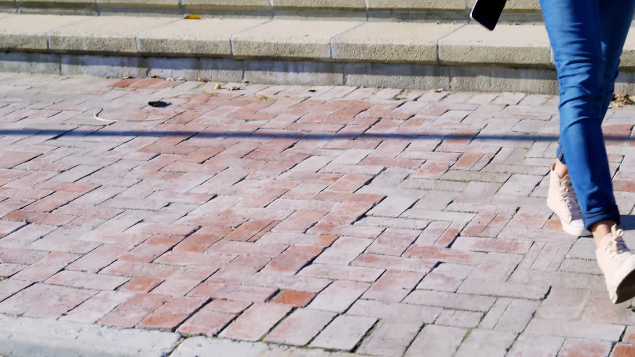 도시에서  ⁇ 고 있는 여자 4k