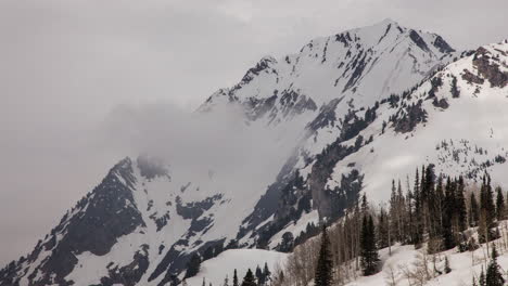 Time-lapse-of-clouds-moving-around-the-mountain-peaks-of-Utah