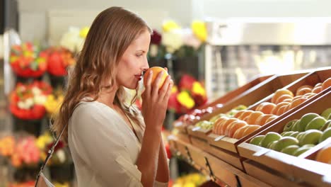 Mujer-Recogiendo-Fruta-En-El-Supermercado
