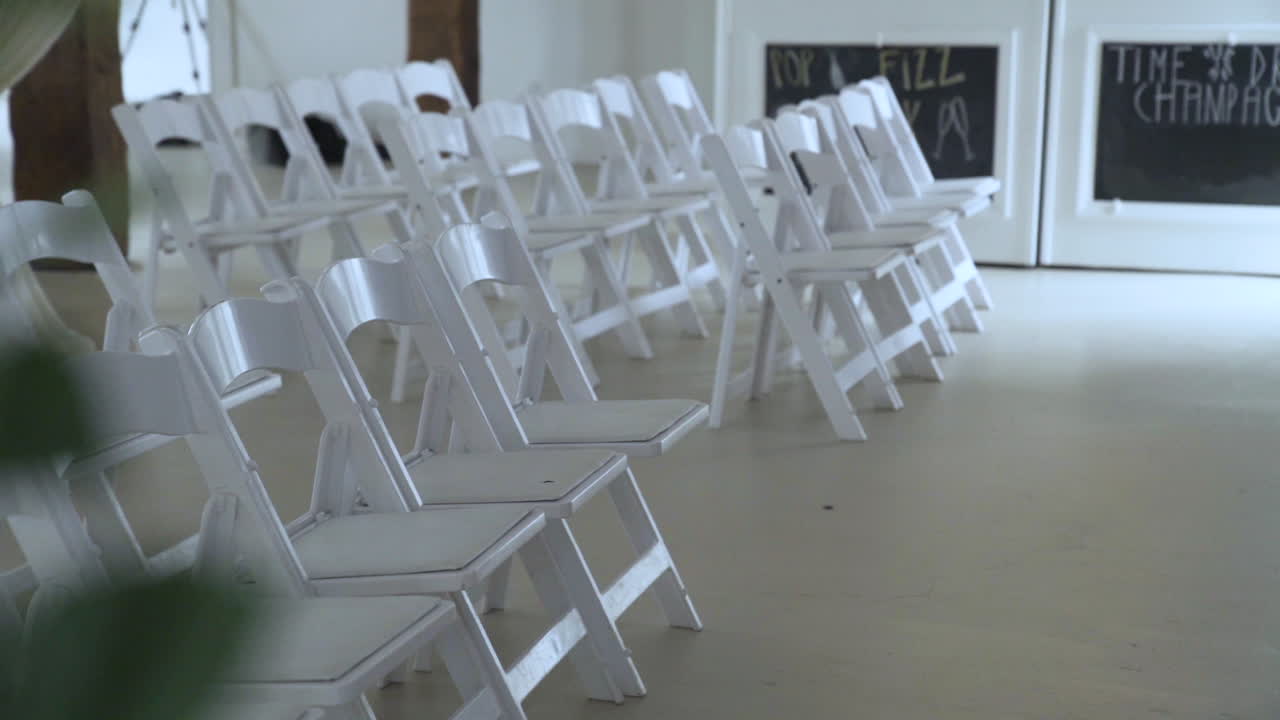 Ceremonia de boda con sillas vacías. Deslizamiento de derecha a izquierda