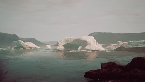 Arktische-Naturlandschaft-Mit-Eisbergen-Im-Grönländischen-Eisfjord