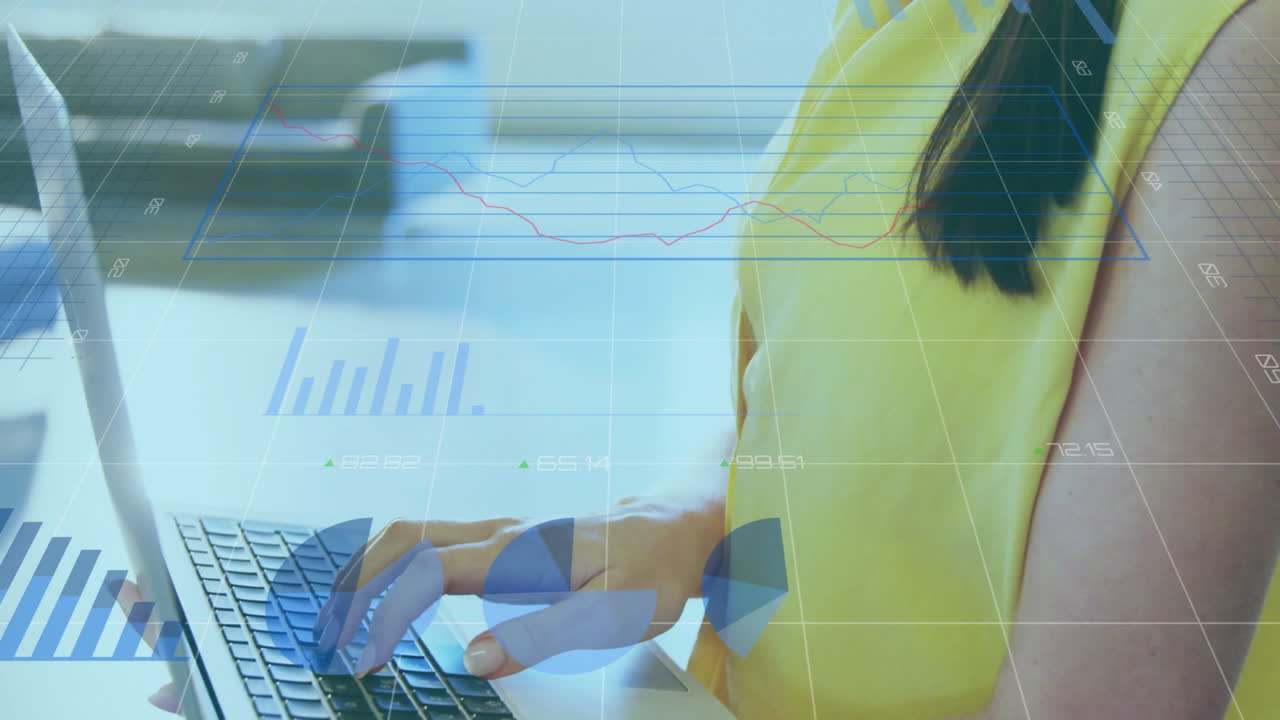 animación del procesamiento de datos financieros sobre una mujer de negocios biracial que usa una computadora portátil en la oficina