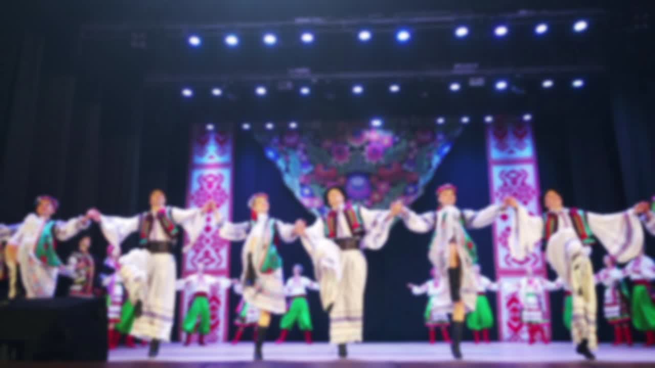 ウクライナの民族舞踊。ピンボケ。スローモーション