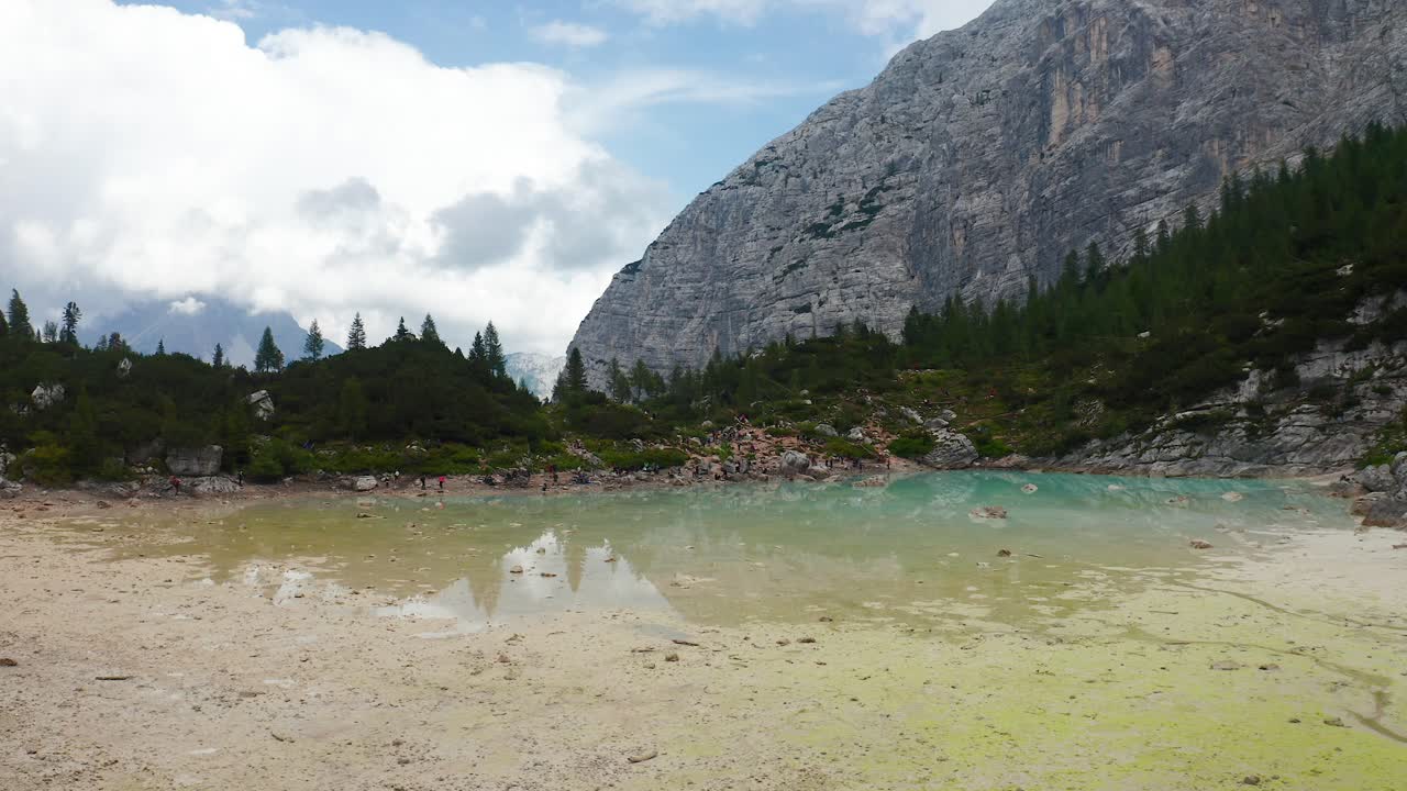 자연의 아름다움과 평화로운 주변 환경을 보여주는 이탈리아 소라피스 호수의 항공 영상