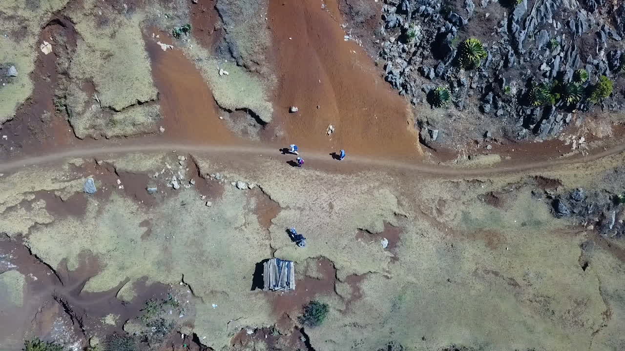 과테말라 의 네바지 산 들 사이 의  ⁇  도로 를  ⁇ 고 있는 사람 들 의 공중 촬영