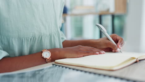 Mujer-Con-Libreta-Pensando