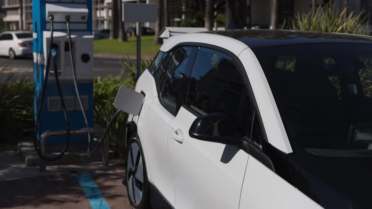 carga de automóviles eléctricos en la estación de carga de vehículos eléctricos