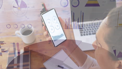 animación del procesamiento de datos financieros sobre una mujer de negocios caucásica en el cargo