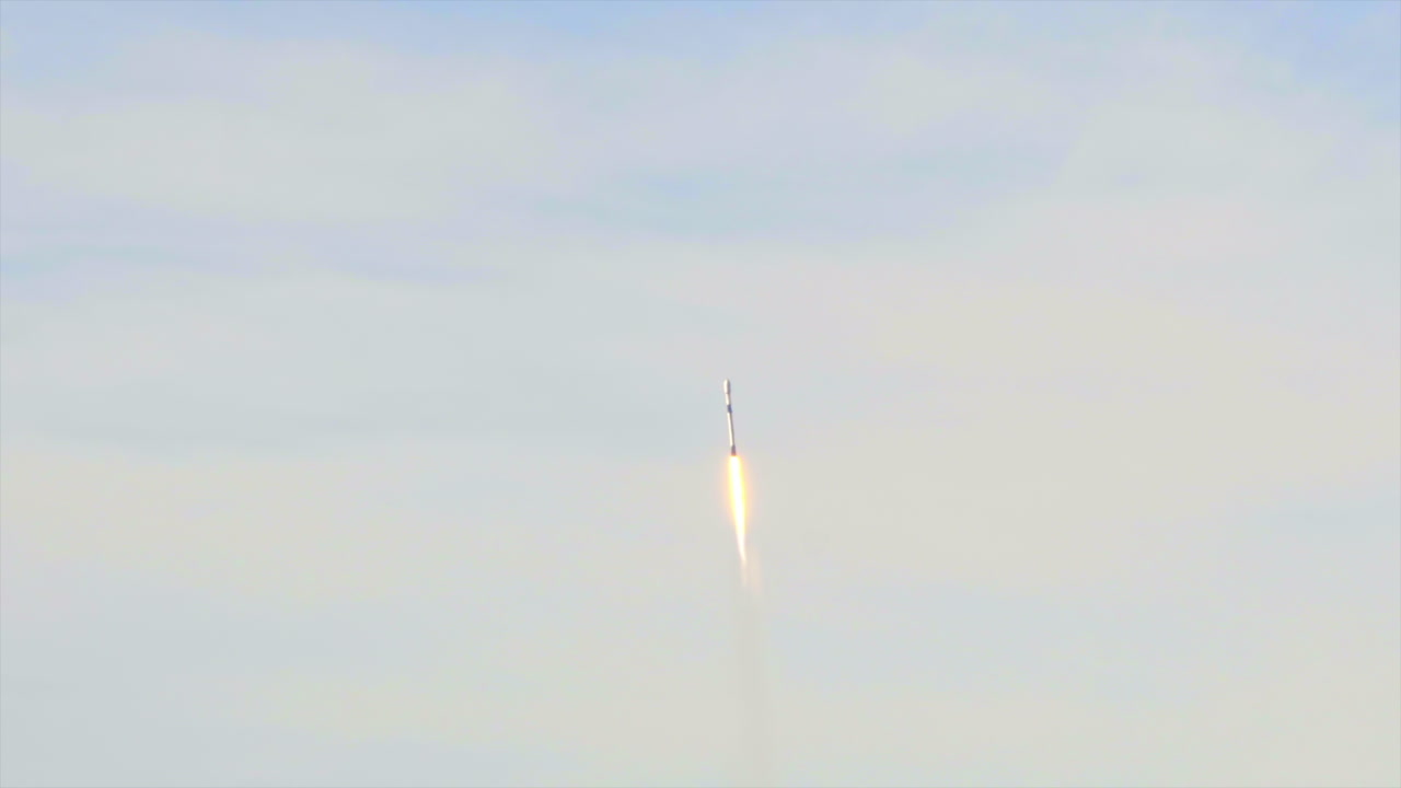 cohete espacial disparándose en un día soleado, de cerca