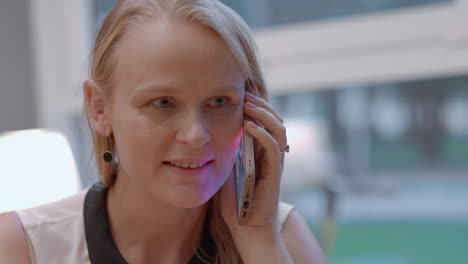 mujer teniendo una conversación telefónica amistosa