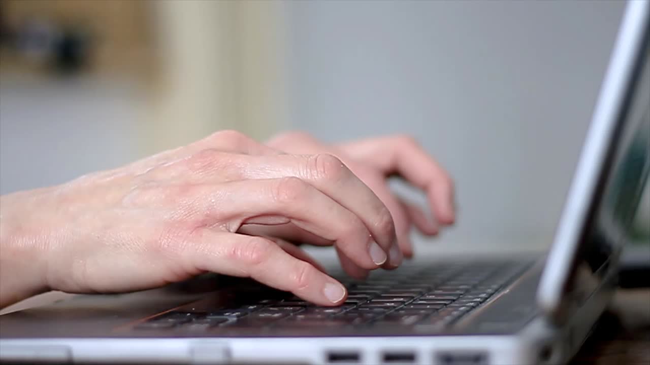 mulher digitando em seu laptop trabalhando em casa no escritório doméstico vídeos de arquivo