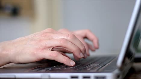 Mujer-Escribiendo-En-Su-Computadora-Portátil-Trabajando-Desde-Casa-En-La-Oficina-En-Casa-Almacen-De-Metraje-De-Video