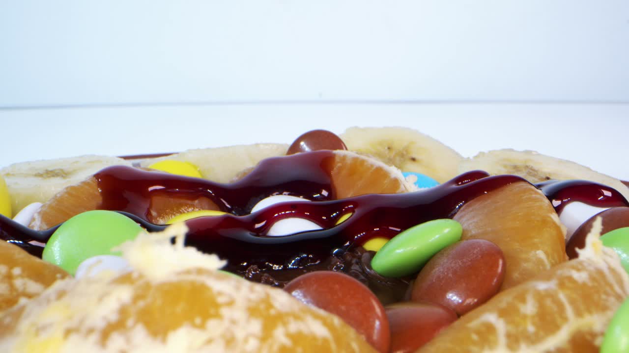 mandarina de plátano y salsa de frambuesa en crepe