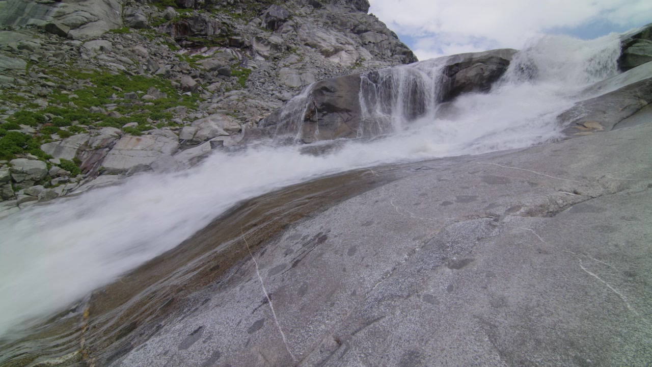 Fiume in alta montagna che scorre impetuoso in primavera. (Risoluzione 4K)