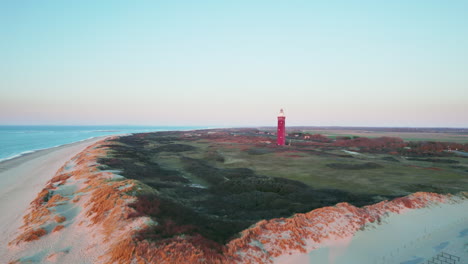 volando hacia el faro de ladrillo de westhoofd en ouddorp, países bajos