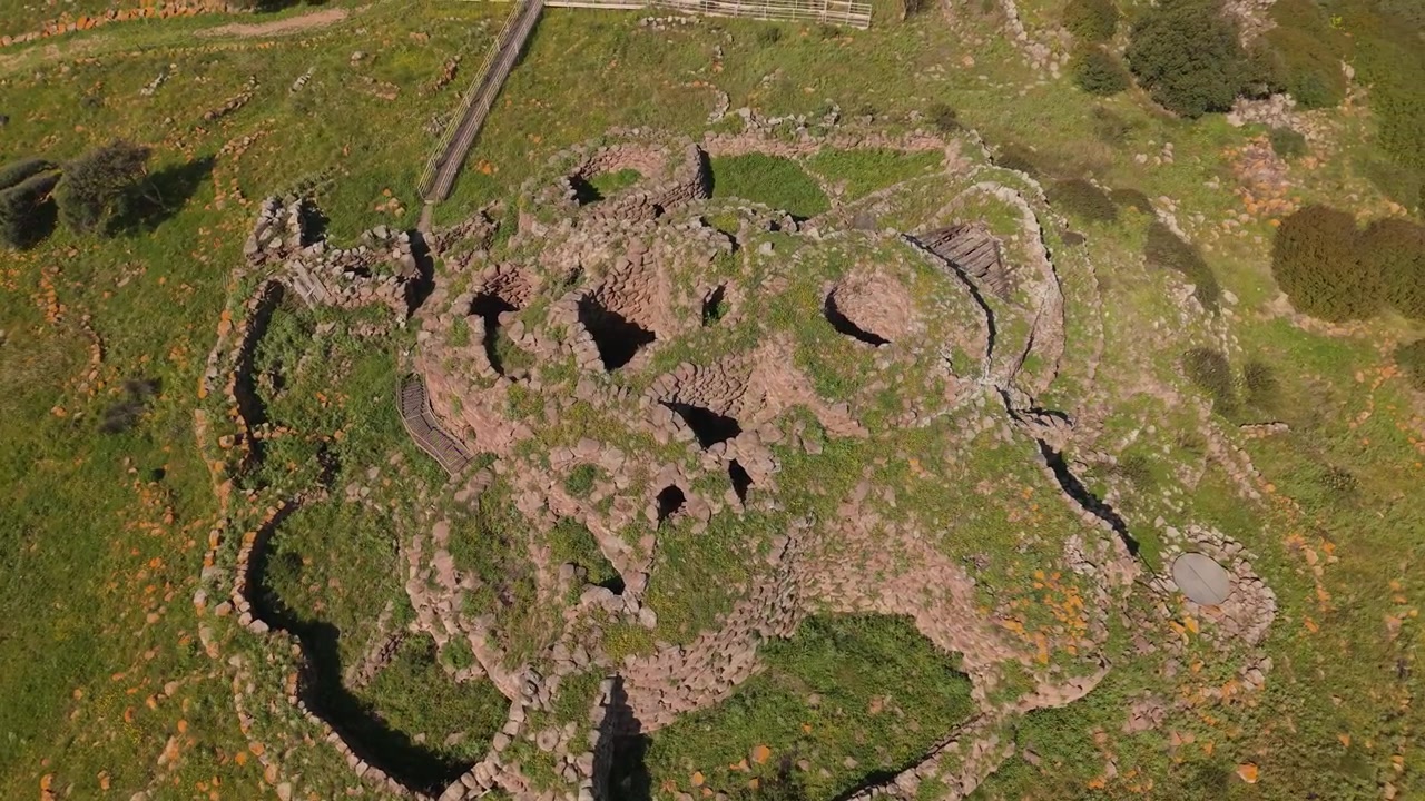 Luftfoto af ruinerne af Nuraghe Seruci, Nuragisk bosættelse Seruci på Sardinien, Italien