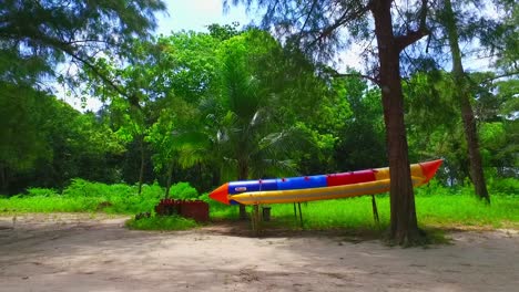 Paradiesischer-Strand-Aus-Weißem-Sand-Mit-Der-Insel-Langkawi,-Malaysia