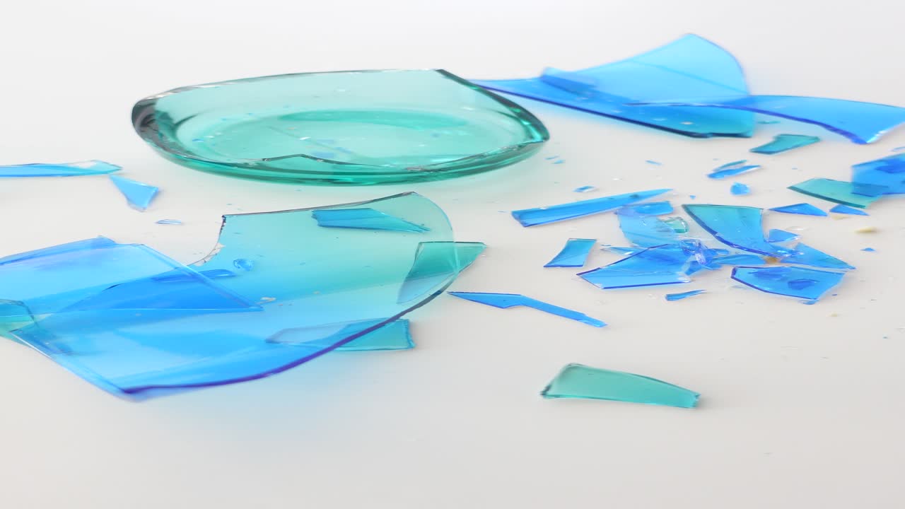 壊れたターコイズガラス