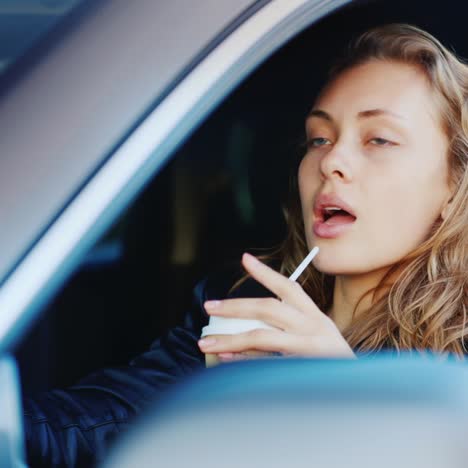 一位年輕獨立的女人在車上的肖像 1